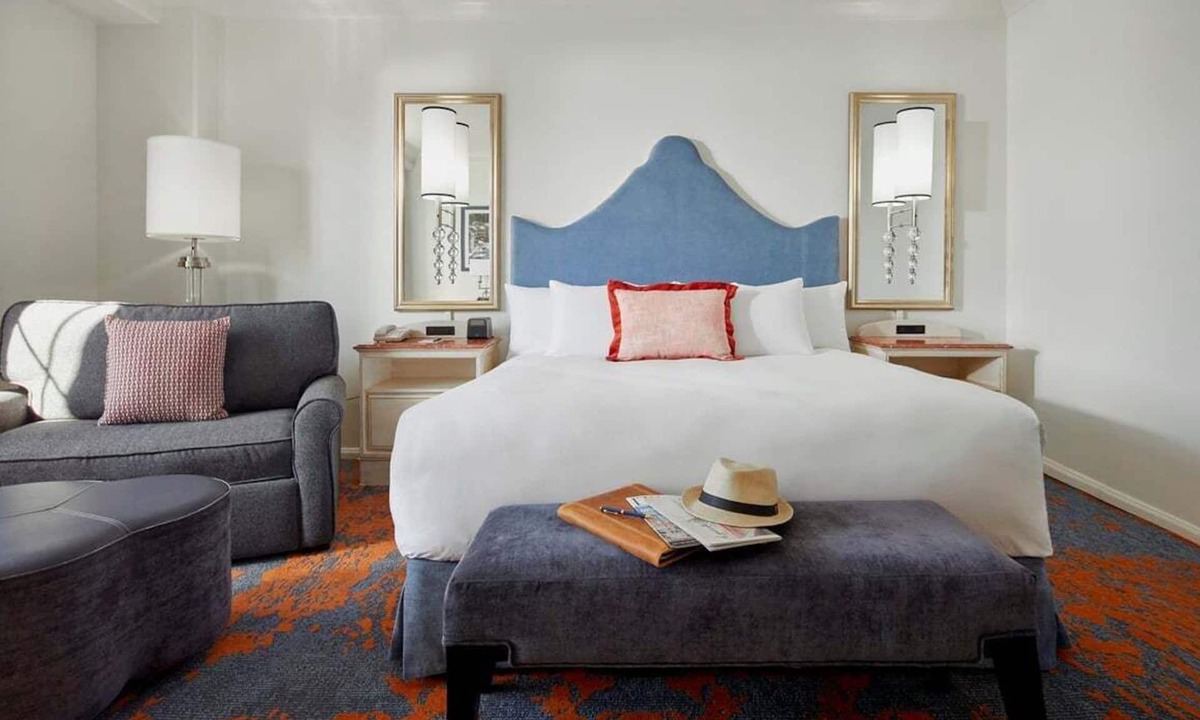 Florida Center Hotel | 1-Bedroom Suite at a 4⭐️ Hotel