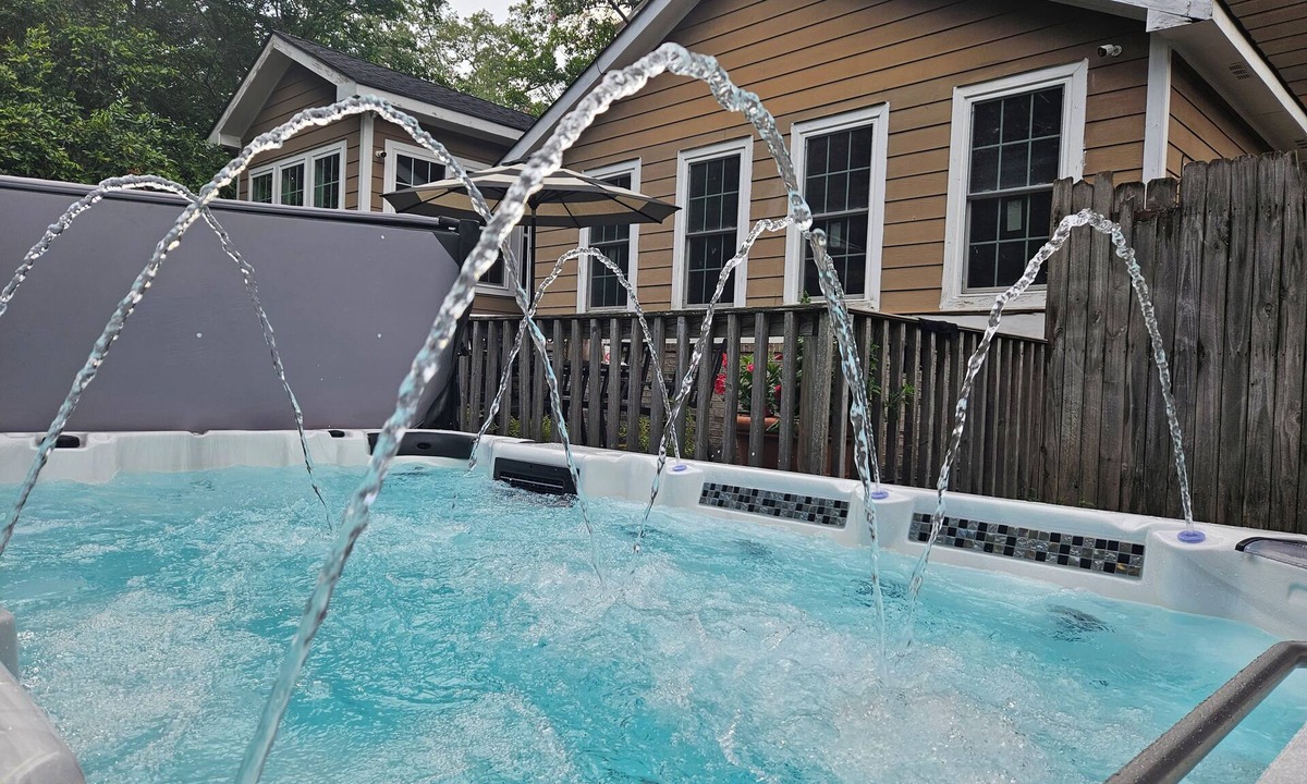 East Side House | 1000 MBPS WIFI, 11-Person Hottub, 75"TV, Close 2Downtown/Restaurants, Sleeps16