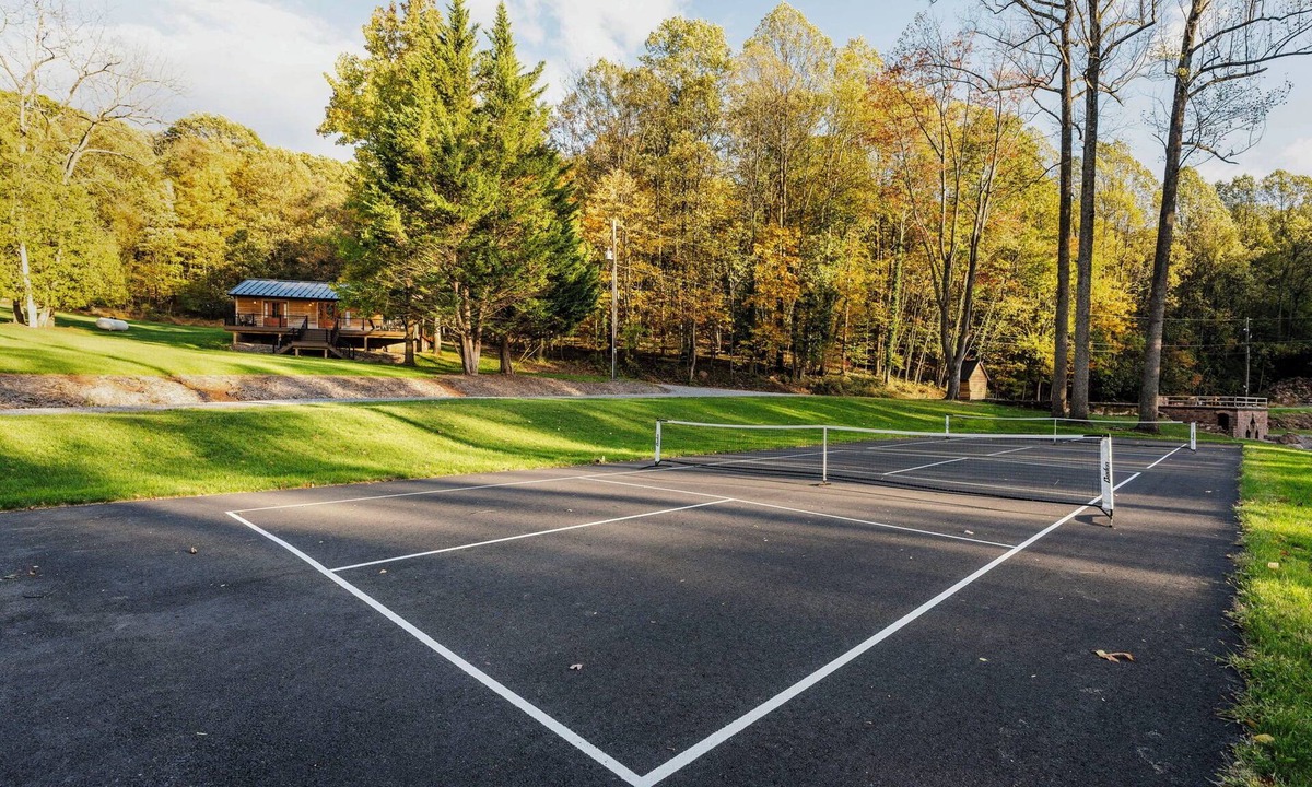 Sinking Spring Cabin | 2 Bedroom Cabin with Pickleball Court, Sectional Couch and Outdoor Dining
