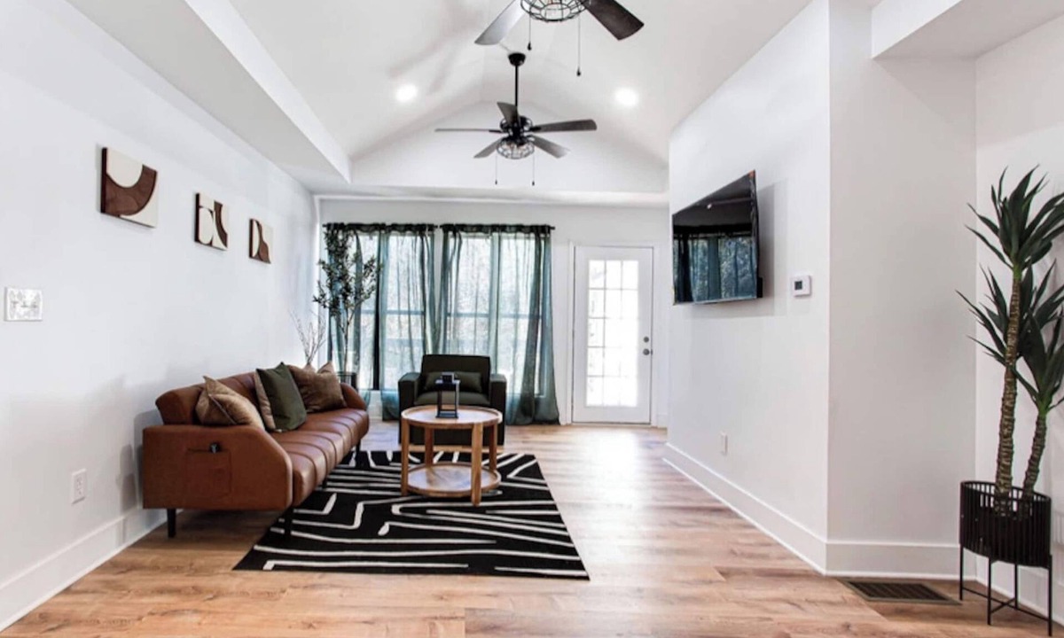 College Park Cottage | 2 Bedroom Modern Lake House Close to Midtown