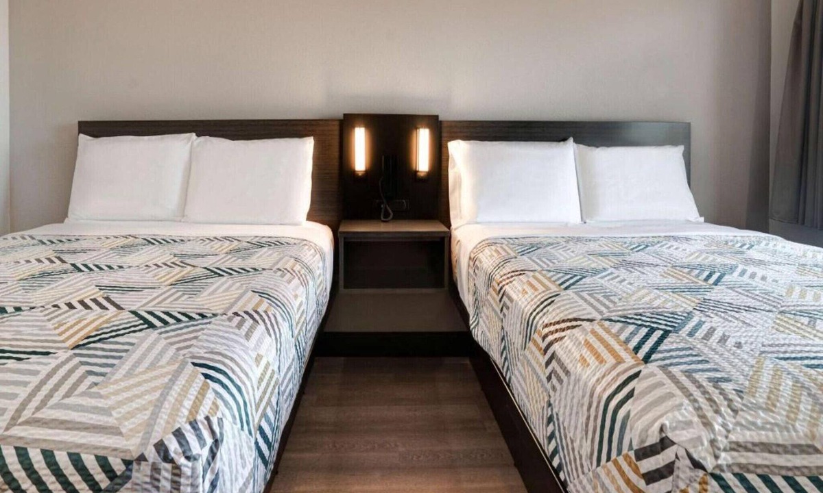 Eureka Apartment | 2 Queen Beds | Non-Smoking, Micfridge