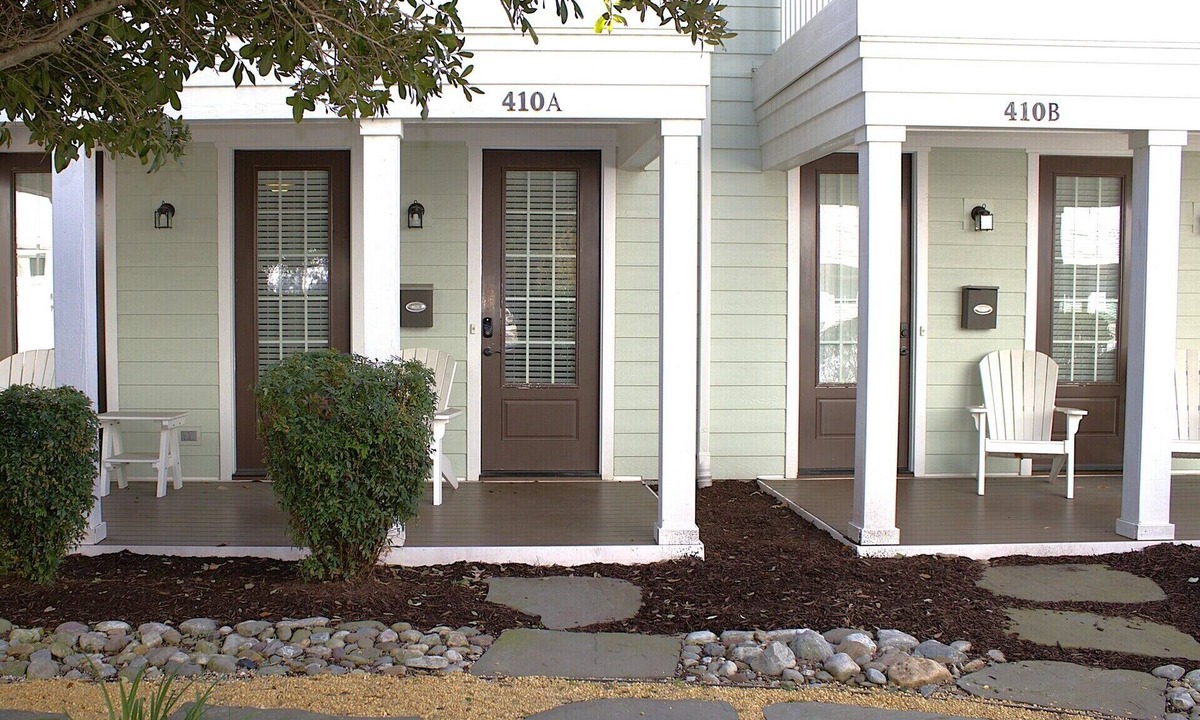Northeast Virginia Beach House | 2BR Virginia Beach townhouse with king suite, balcony, WiFi, parking.