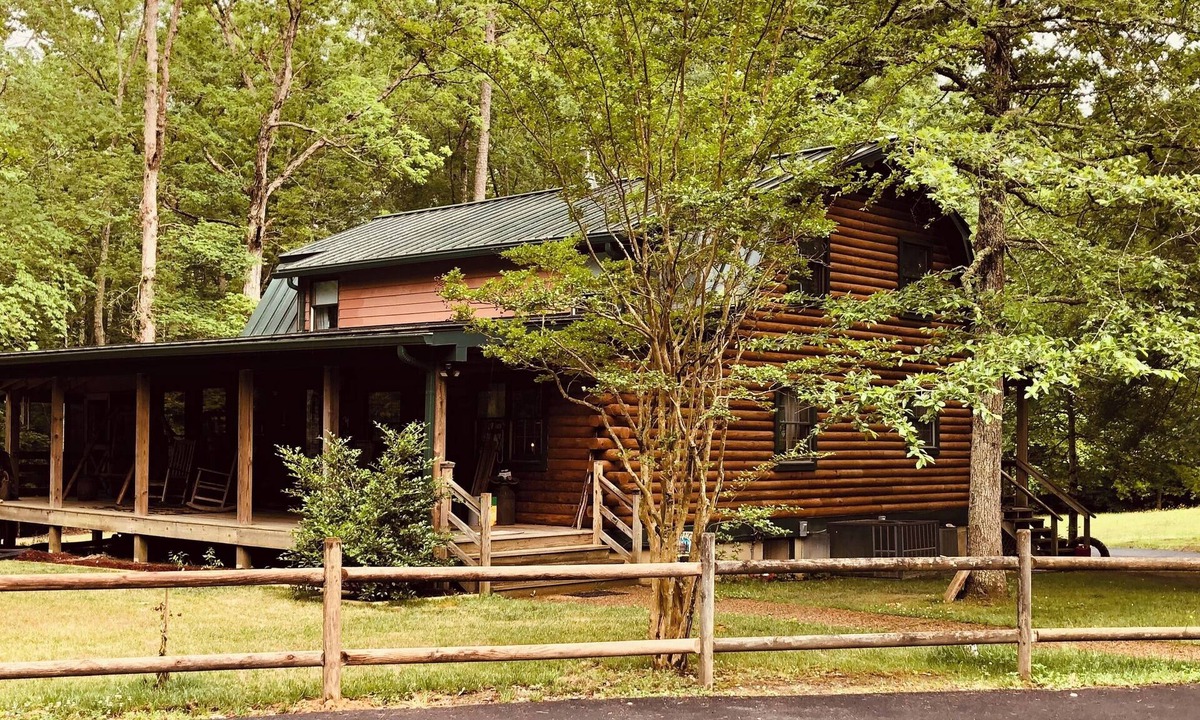 Lackey Cabin | 3-bedroom log cabin in historic triangle of Yorktown/Williamsburg/Jamestown