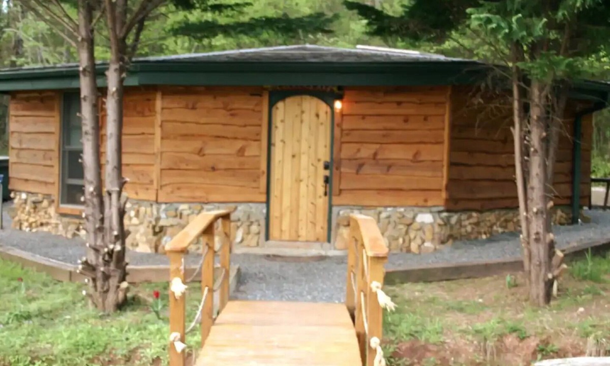Nebo Apartment | A cozy, romantic cabin perfect for couples. Pets are always welcome, owners too!