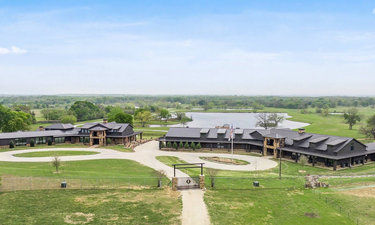 Henderson County House | Above Seven Points Ranch | Two Wings | Bowling | Pool | Lake | 1000 Acres