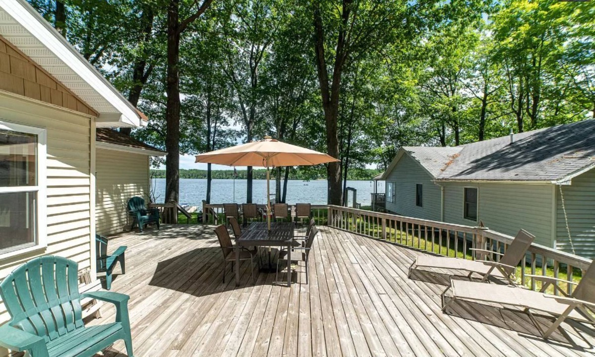 Cheboygan House | Acorn Landing: Sun-Soaked Lake Days & Cozy Nights at Acorn Landing