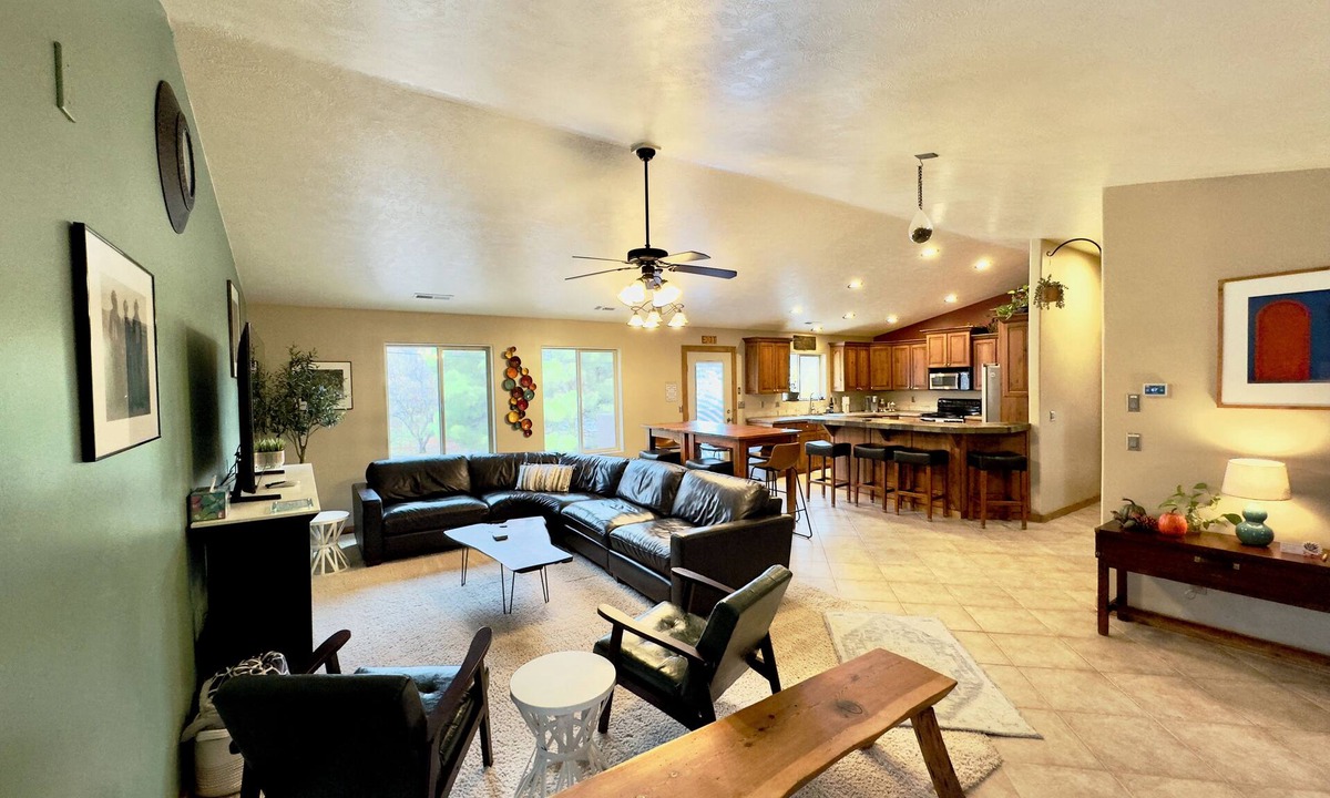 Zion National Park South Entrance Apartment | Avail 4th of July! Big Patio, BBQ & outdoor dining. Walkable, right downtown!