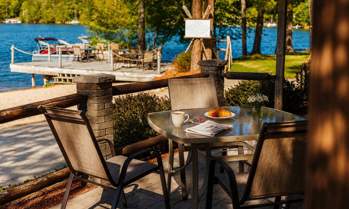 Mayfield Condo | Beachfront | 10mi to TC | Pontoon Rental l Sauna