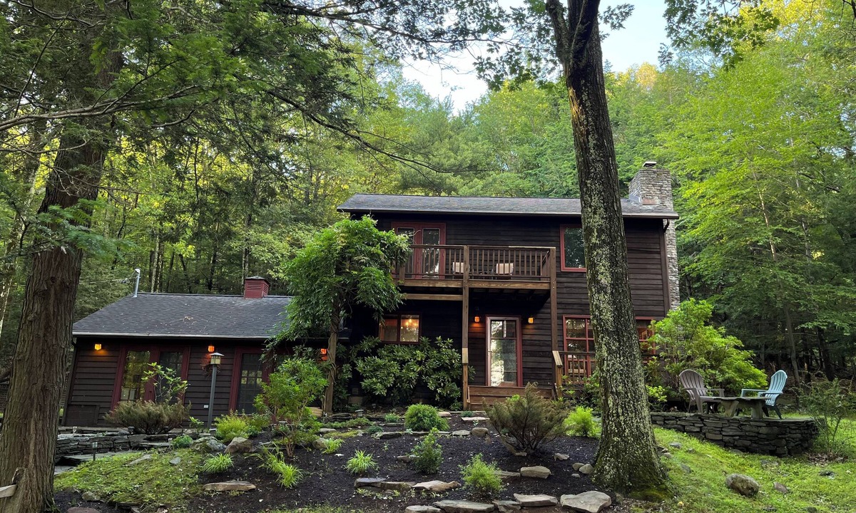 Woodstock House | Beautiful, Tranquil Woodstock Mountain House in the Middle of 4 Wooded Acres