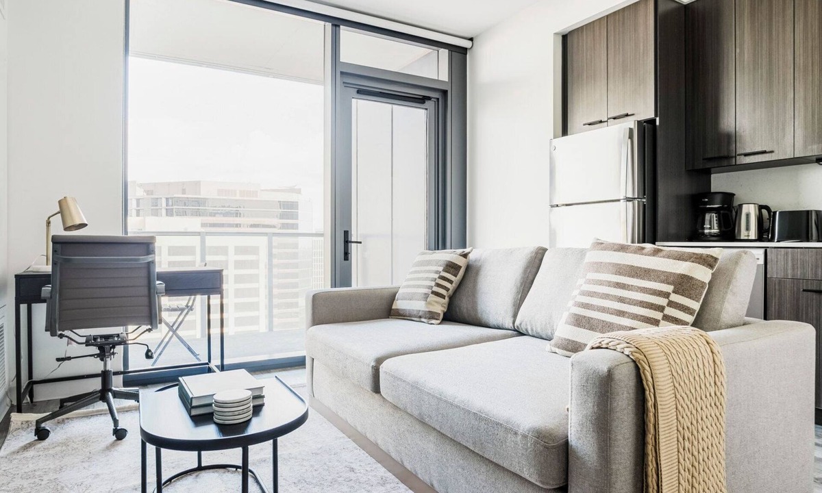 Downtown Austin Apartment | Blueground | Downtown, pool & AC, nr Capitol