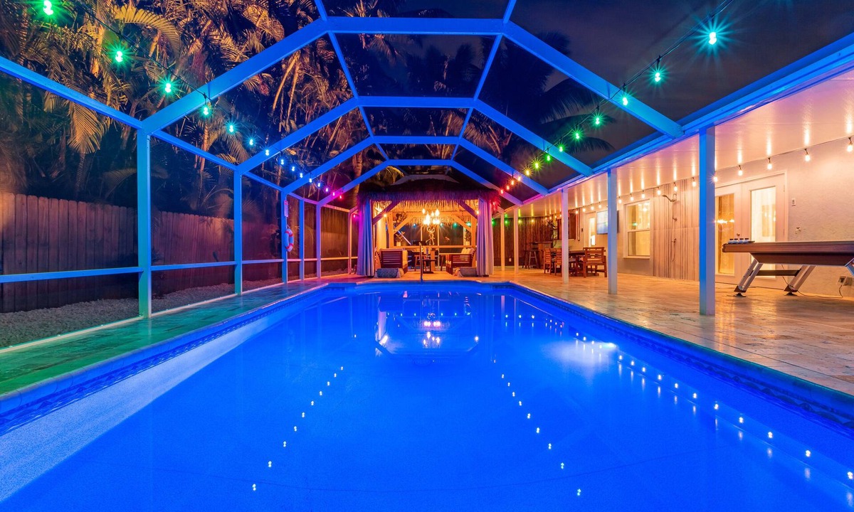 Boynton Beach House | BoyntonBeach Renovated House: Safest Area, Screened Pool, Patio, Bar, Near Beach