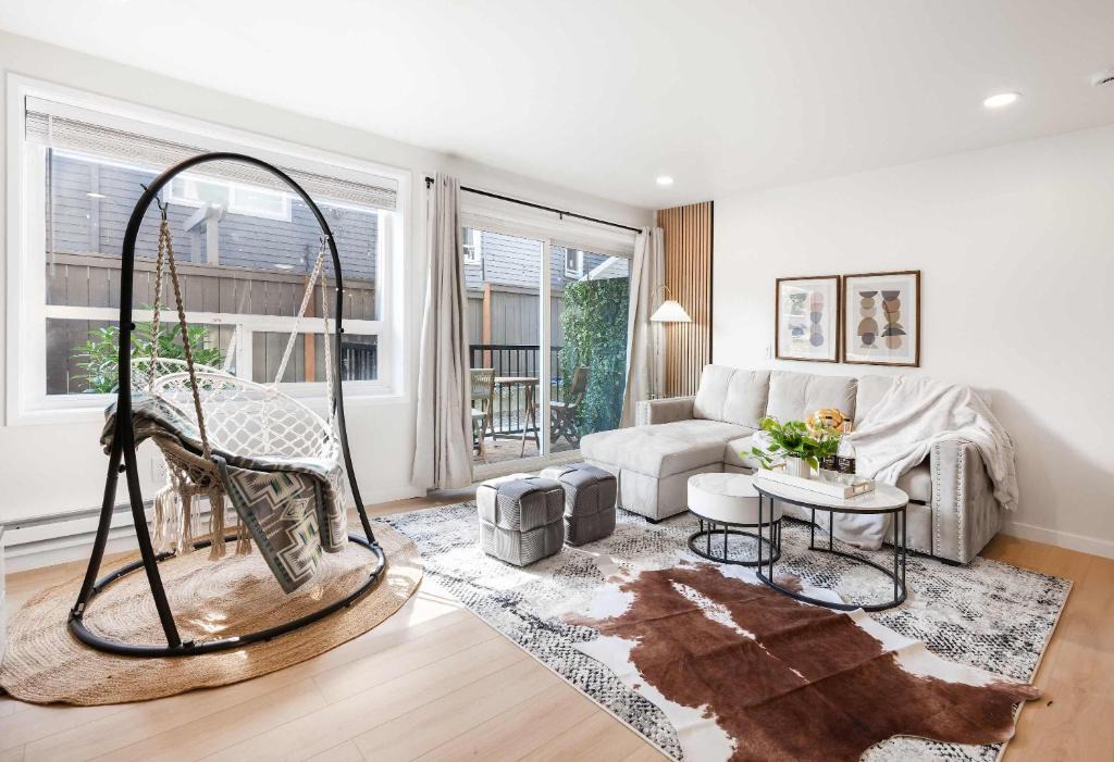 Lower Queen Anne Apartment | Brand New 2BR Queen Anne Condo Designer's Taste