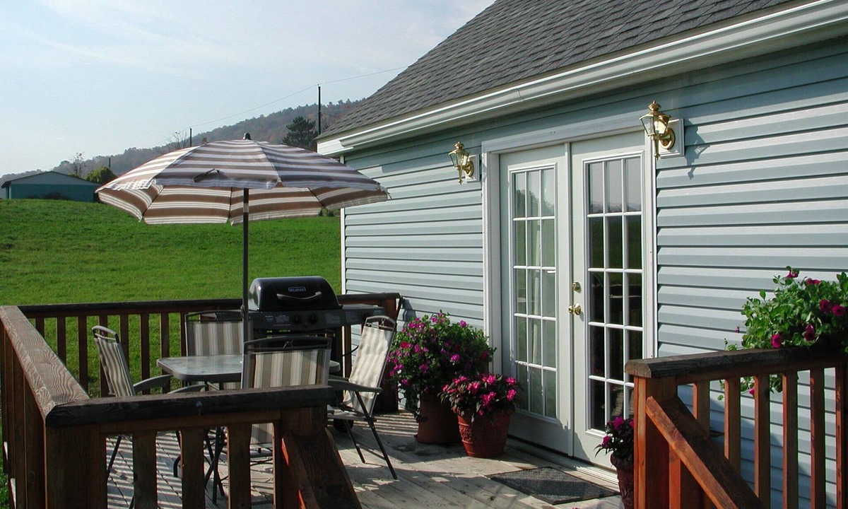 Milford Cottage | Breezy Meadow One Custom-built cottage, 1 of 2, under 1 mile from Dreams Park