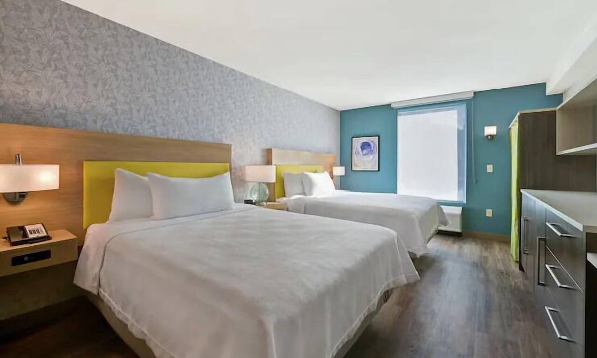 West Palm Beach Hotel | Bright 2 Queen Studio w/Kitchenette, Pool & Shuttle, 0.8mi to PBI