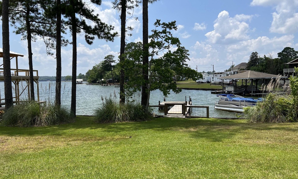 Dadeville Cabin | Centerport GetAway, Family size cabin. Near restaurants, golf and AU football