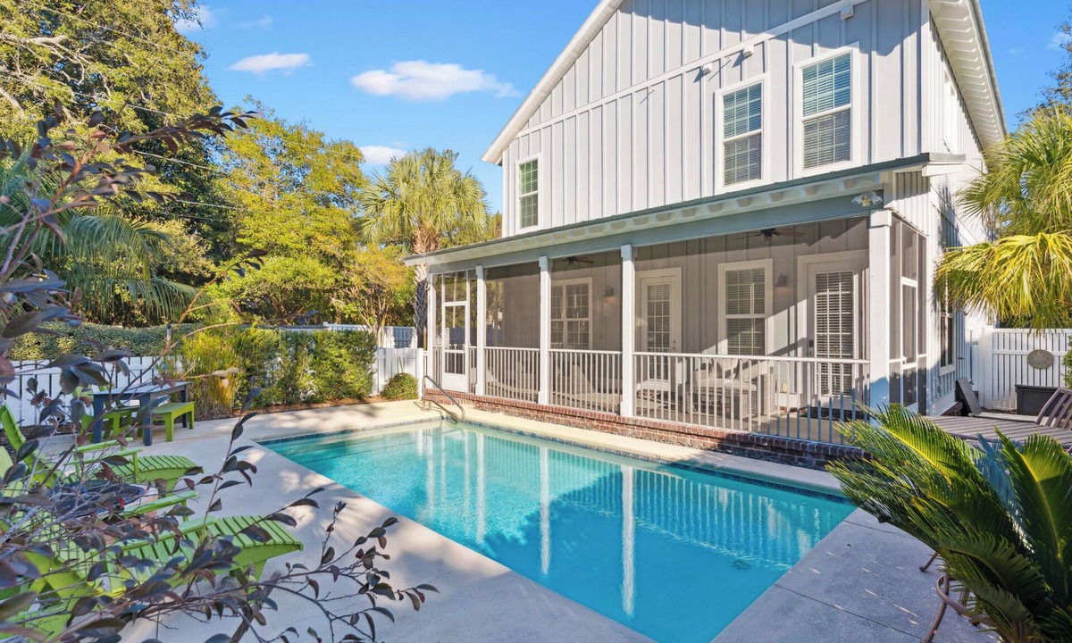 Demere Park House | Central Location with a pool, sleeps 10