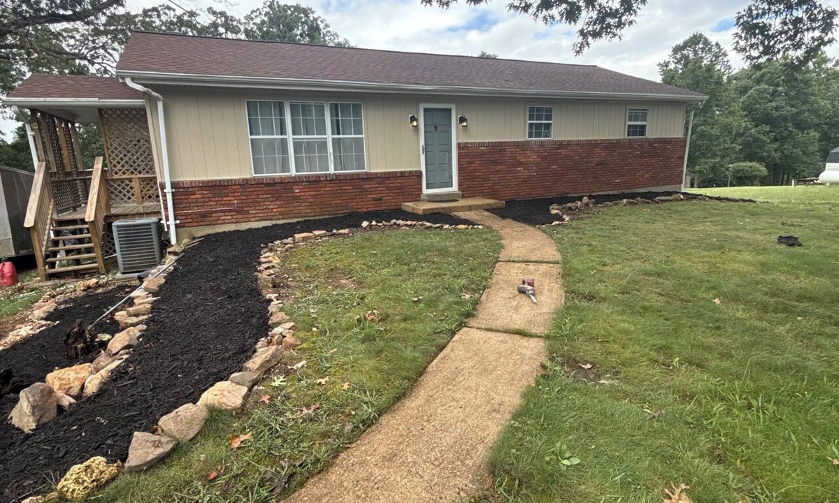 Bourbon House | Charming 5 bedroom house in serene Bourbon with AC and fenced in yard