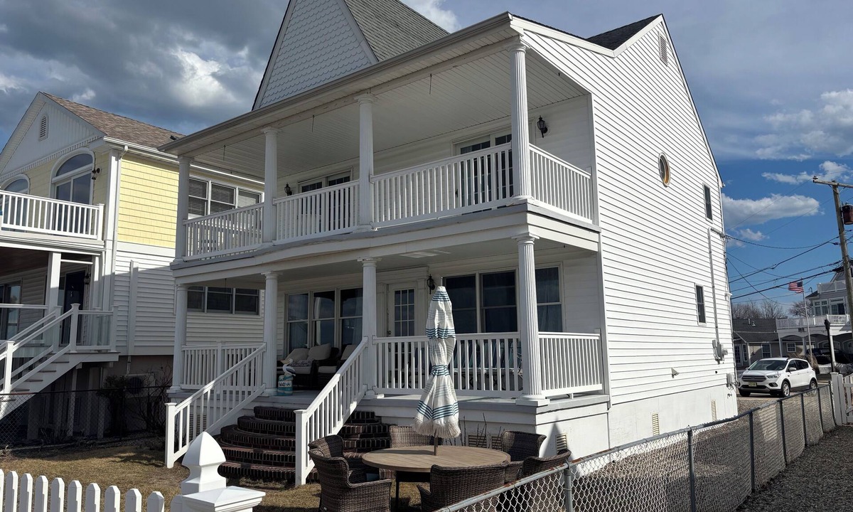 Ocean Gate House | Charming Beach Front 3-bedroom house in Ocean Gate with WiFi and AC