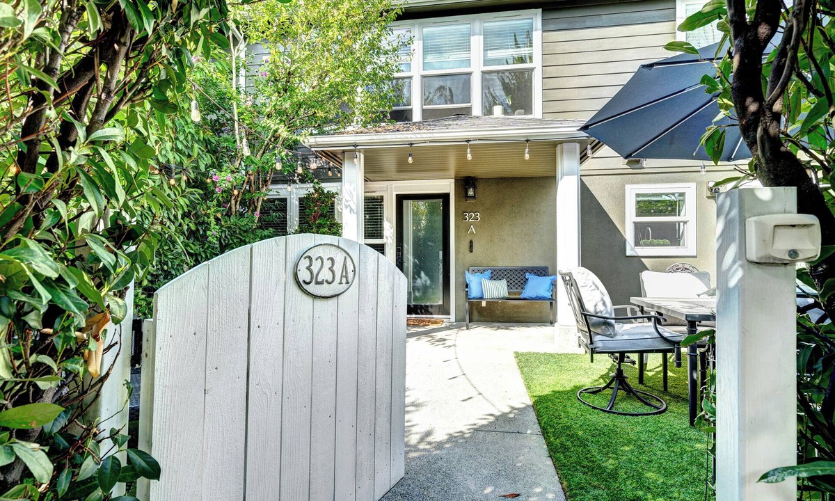 Norkirk Condo | Charming retreat 2 blocks from Google, downtown Kirkland, fully fenced, office