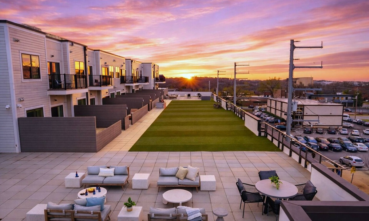 Hillsboro West End House | Chic Studio + Shared Terrace | Heart of Hillsboro Village | The Belcourt
