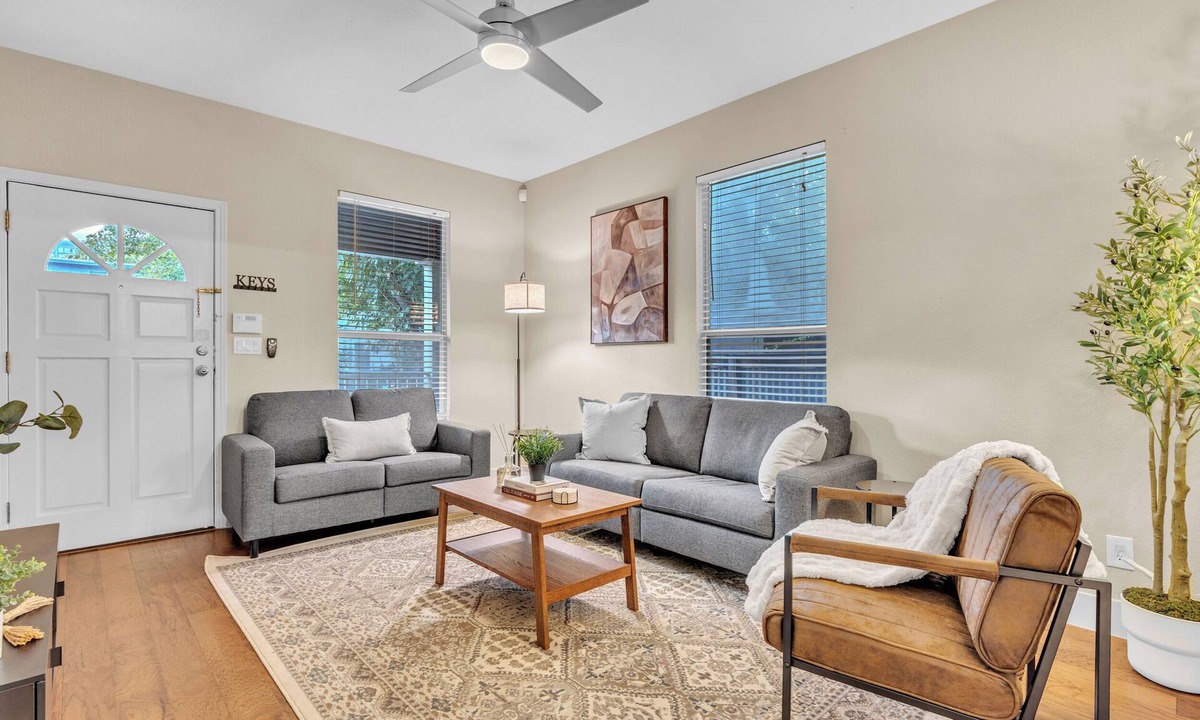 East Cesar Chavez House | Close to Downtown, Close to Airport, Free Parking - Cozy Home in Austin, TX!