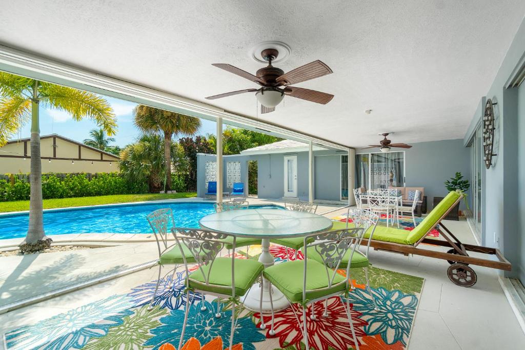 Singer Island House | Coastal 4B/3B Allure w/ Heated Pool & Lanai - Walk to Beach!