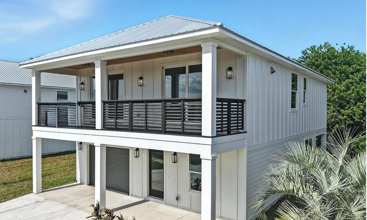 Butler Beach House | Coastal Luxe, Ultimate Fun Retreat, Walk to beach, Mins to Dwntwn, Pet friendly