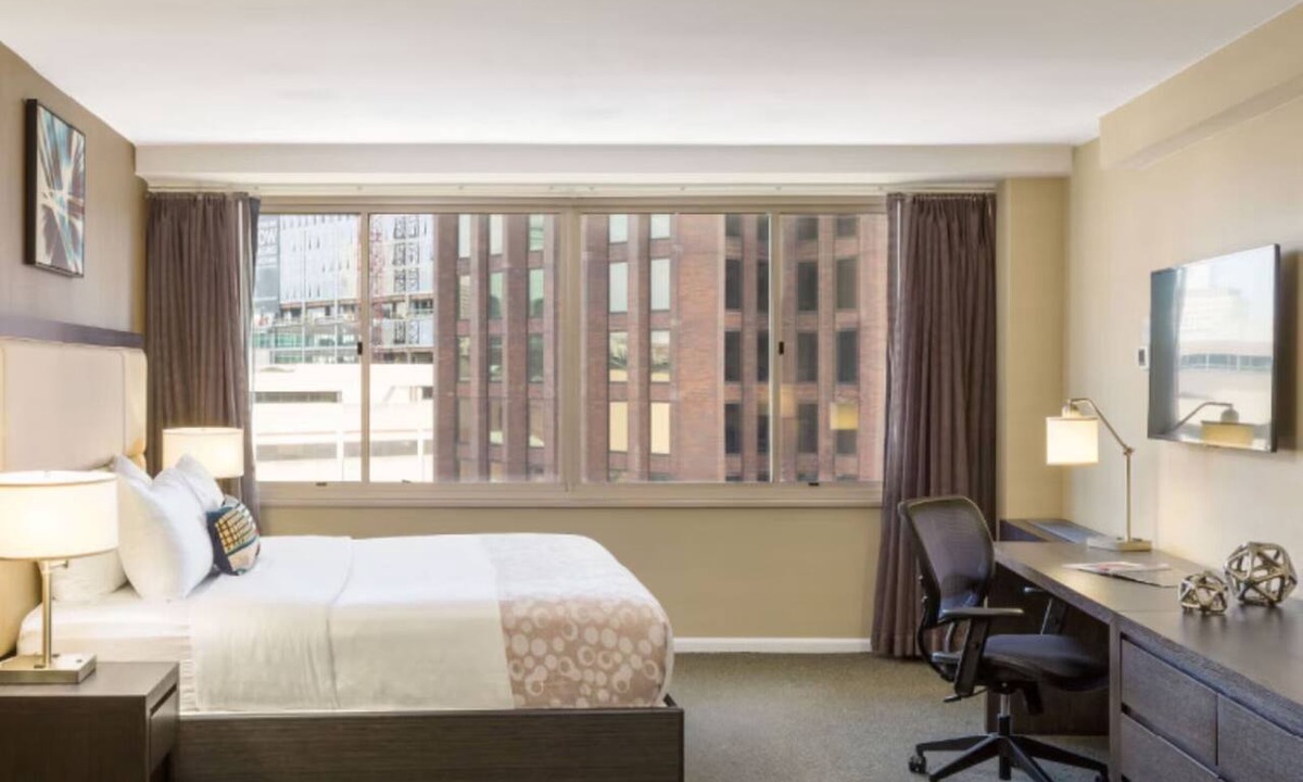 Logan Square Hotel | Comfortable Luxurious Suite with Kitchen Near Philadelphia Museum of Art