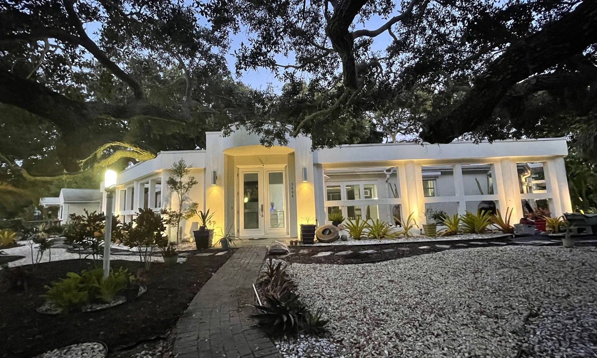 Indian Beach Sapphire Shores House | Contemporary Single Family 3 bedroom property