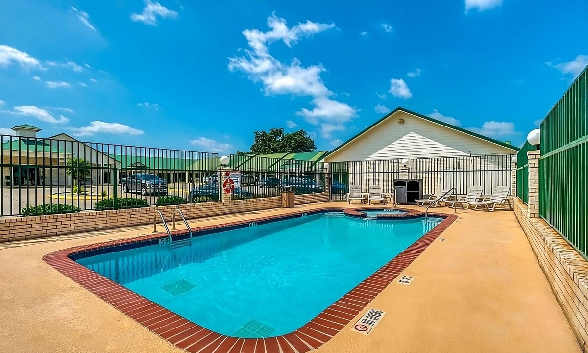 Sweet Home Hotel | Conveniently Located Near Spoetzl Brewery! Onsite Parking, FREE Breakfast!
