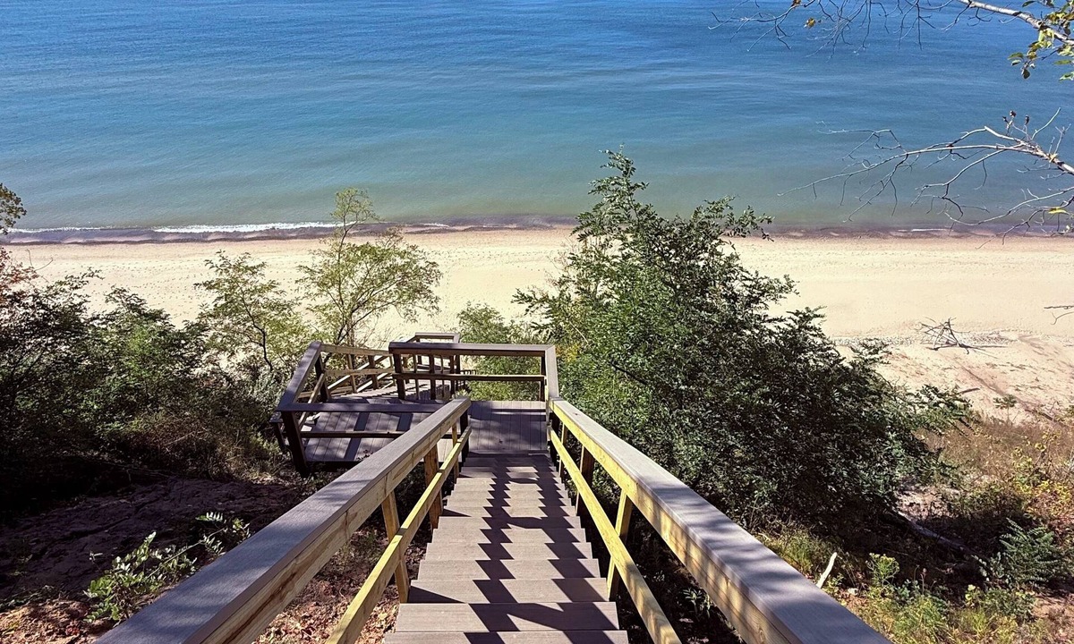 South Haven House | Cottage on the Bluff - NEW Stairs to the Beach, Hot Tub & Unbeatable Sunsets!