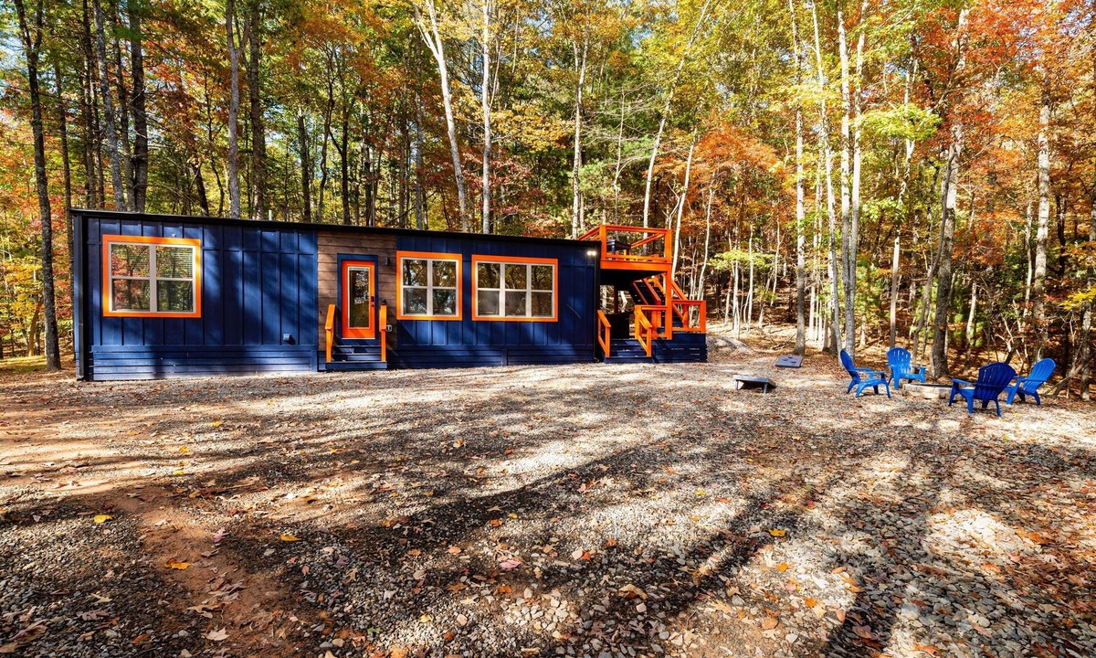 Morganton Cabin | Couples! Bigfoot Tiny Home, Hot Tub, Firepit, Roof top deck! New cozy cabin