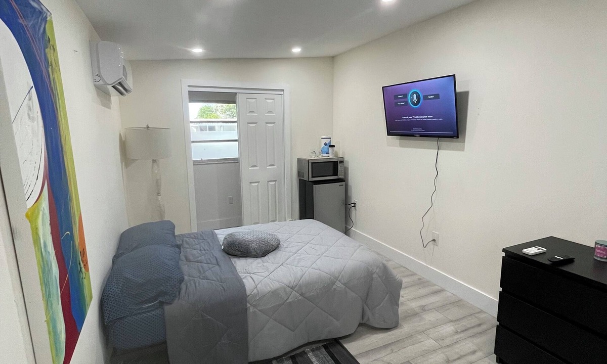 Hollywood Apartment | Cozy 1-bedroom studio in tranquil Hollywood with AC