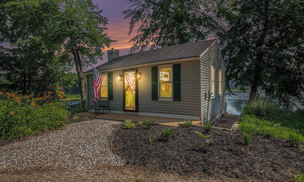 Bradley Cottage | Cozy 2-bedroom cottage on Big Lake in Michigan!