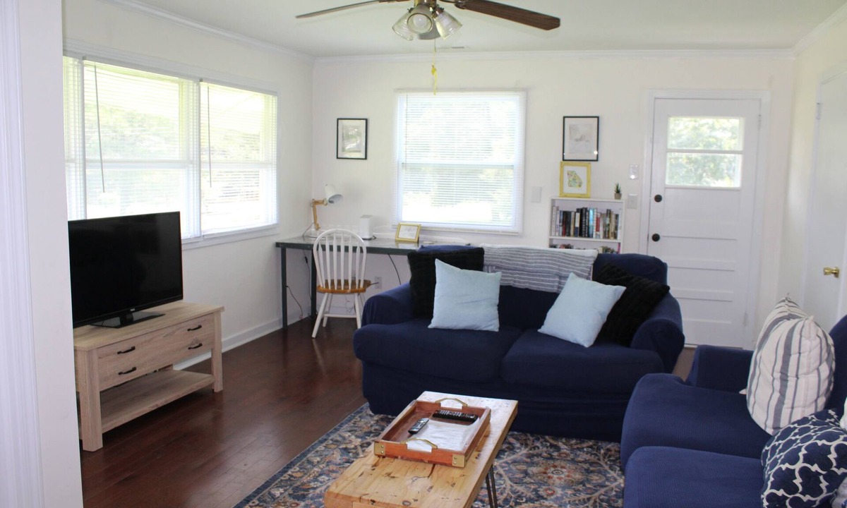Chickamauga House | Cozy Cottage with Fire Pit - Family & Pet friendly - 20 minutes to Chattanooga
