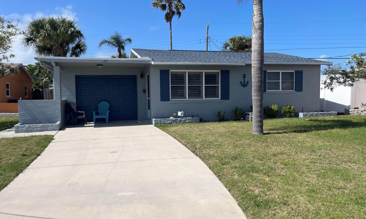 Roberta Heights House | Cozy Ormond Beach Bungalow home w/backyard and garage 1 block to the beach