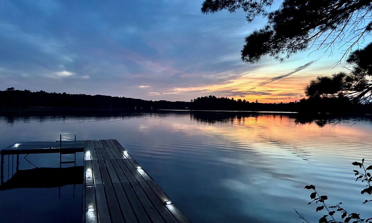 Traverse City Cottage | Cozy Traverse City Lake House: Hot Tub, Kayaks, Private Frontage & Sunset Views