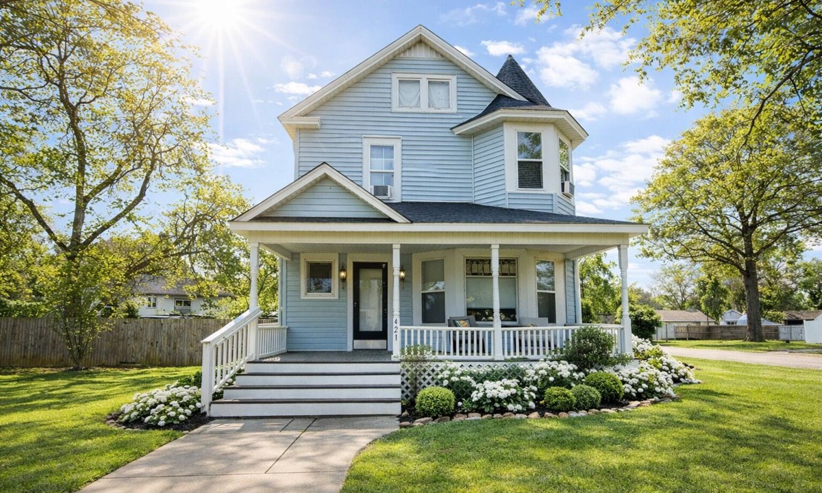 Dexter House | Dexter Victorian Homestead- Brand NEW Remodel April 2026. VERY Clean & Cozy