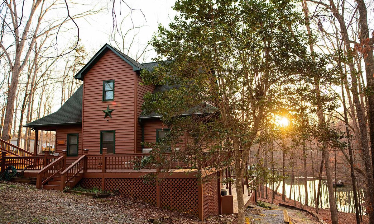 Reed Creek House | Dog Friendly Private Lake Cove Retreat-Kayaks, Fire-pit, FREE Flexible Check IO