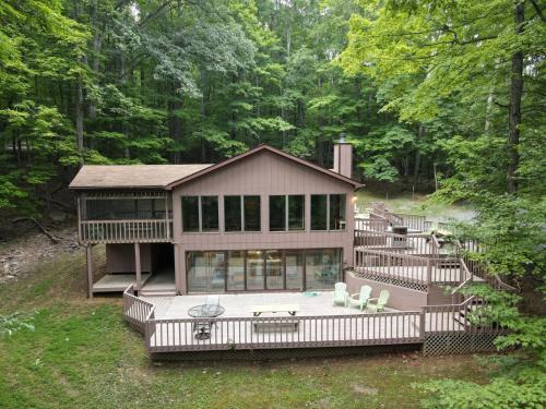 Berkeley Springs Ski Chalet | Dogwood Knoll - Wifi, Pool Access, Deck, Fireplace, Deck, Family Friendly, Hiking, Games, Screen Porch, King Bed