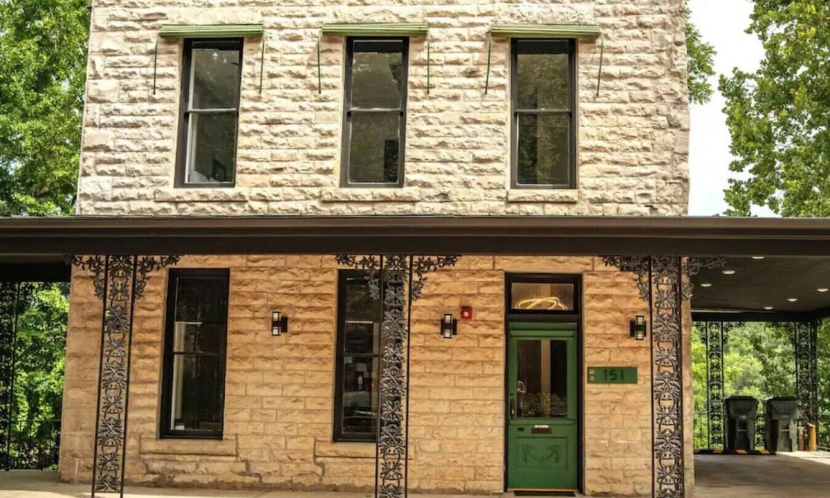 Eureka Springs Historic District Condo | Downtown+HotTub+Wifi+FreeParking @151 Spring Ste C