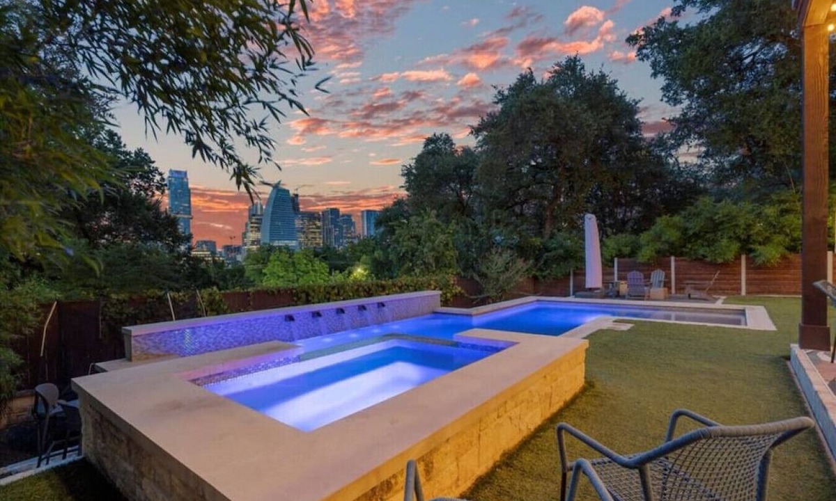 Bouldin House | Downtown, private heated pool + Spa, views, gym, game room