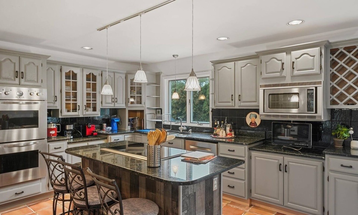Circleville House | Enchanting Paradise with Pool & Hot Tub by RedAwning