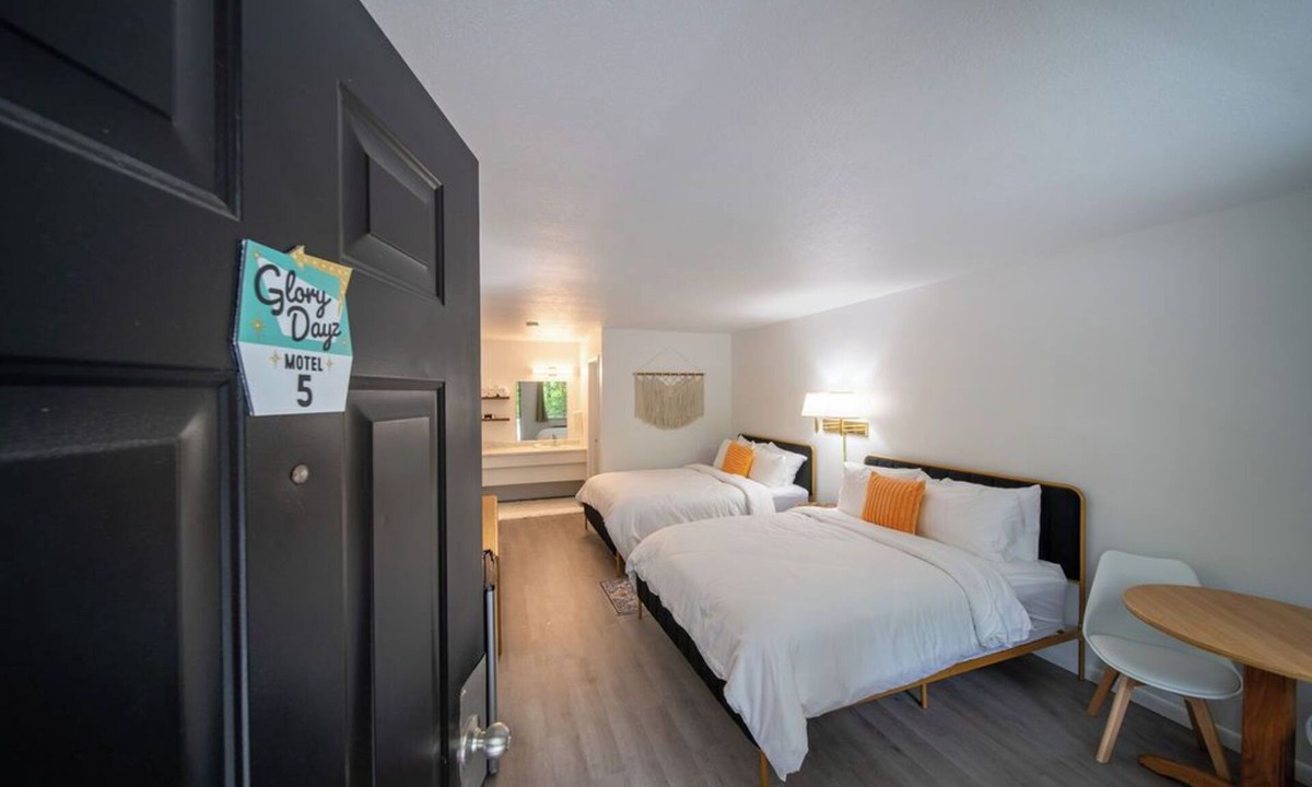 Eureka Springs Historic District Resort | Enjoy the charm of Queen Suite Number 5 at GloryDayz!