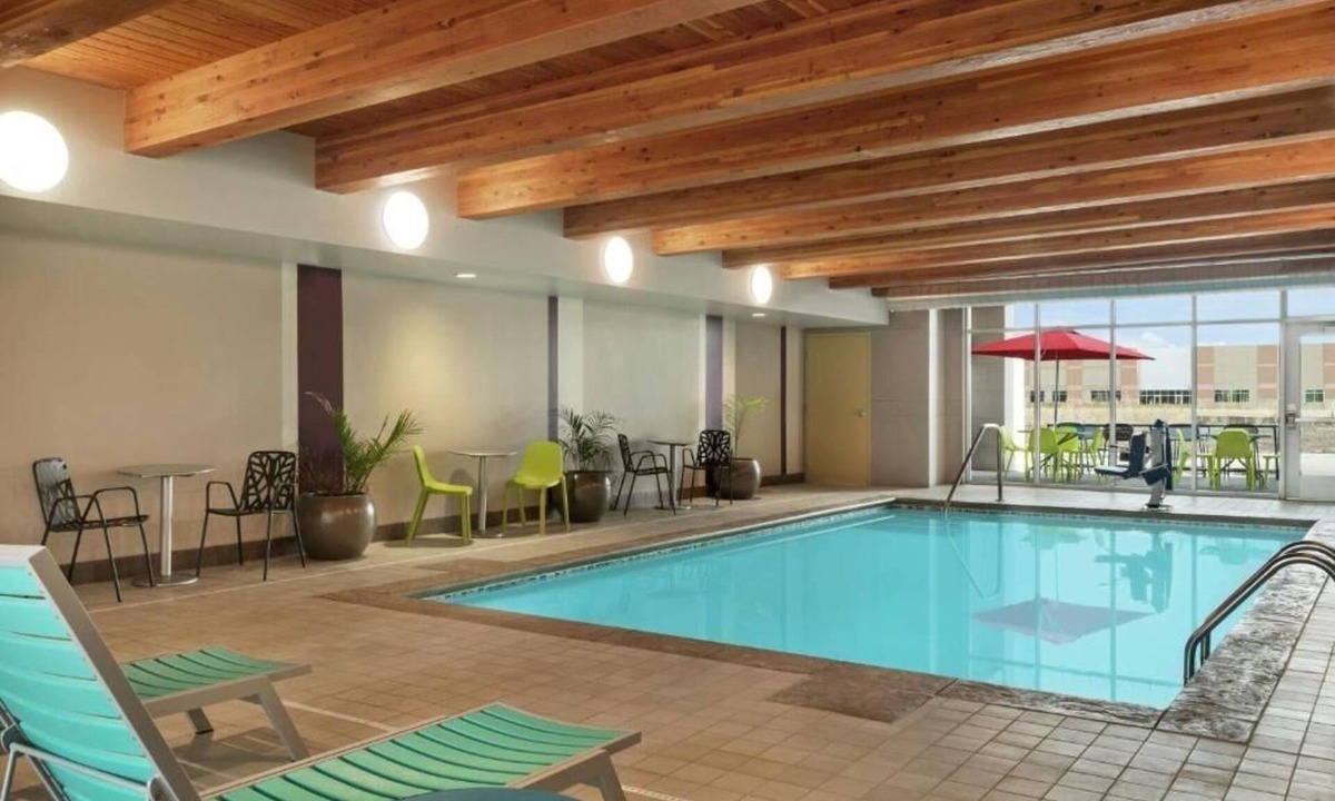 Brooklyn Park Hotel | Experience Comfort & Convenience in This Brooklyn Park Unit