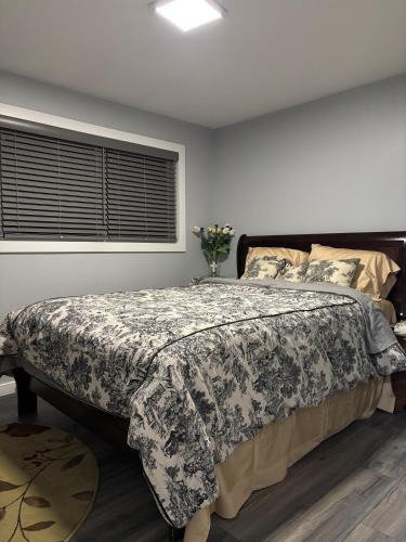 Mountlake Terrace House | Fenway Room Comfy for two 13 miles to Seattle Space Needle