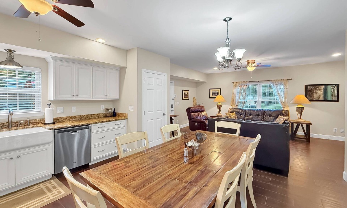 Flintstone House | Free Ruby Falls Ticket & More-Relaxation-Rock City View-Country Getaway-Spacious Townhome-Fire Pit