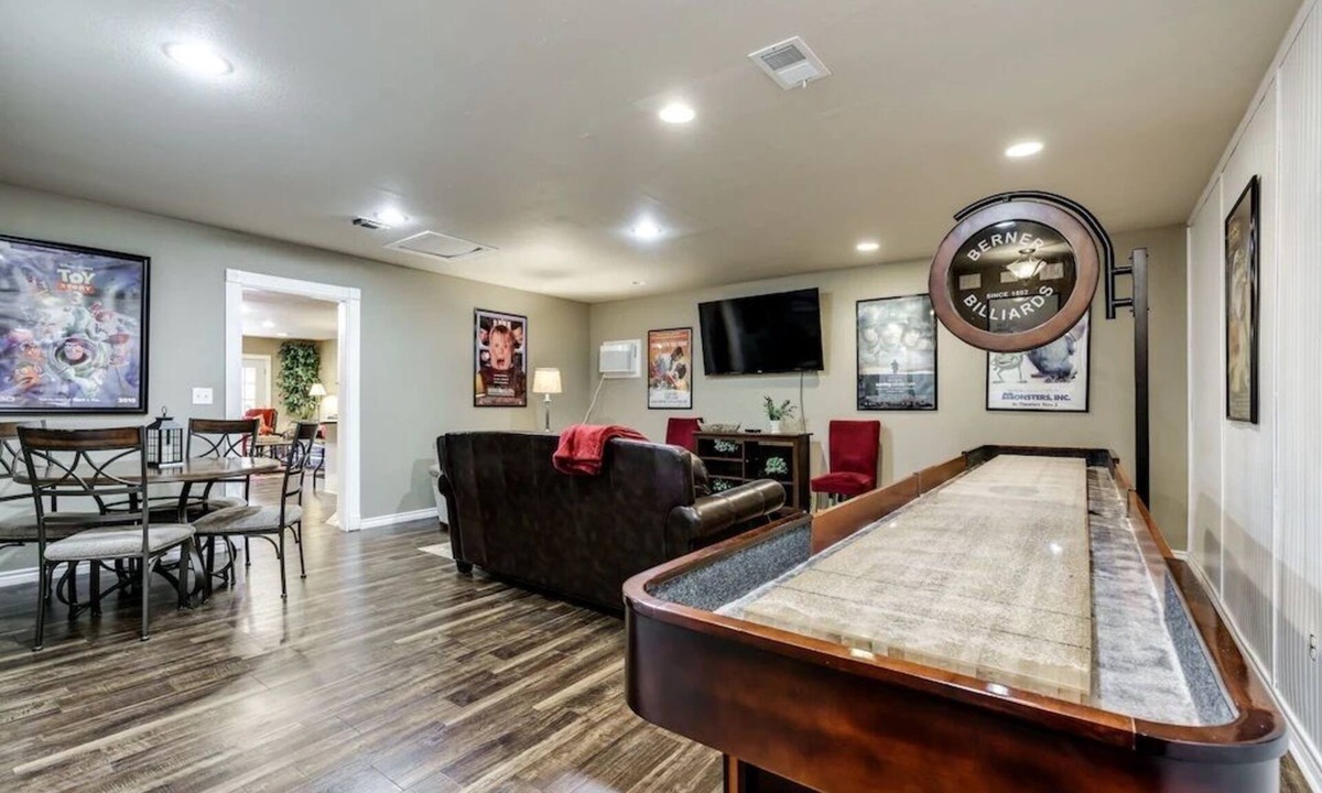 Arlington House | "Game Day Getaway" - Walk to Stadiums! Hot Tub! Shuffleboard!
