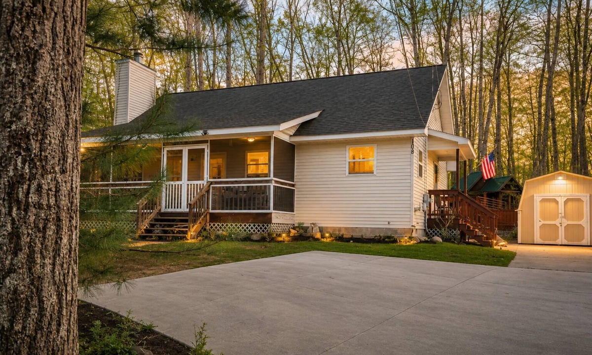 Higgins Lake Cottage | Game Room Firepit .8 Mile from South Higgins Lake Park King Bed Fireplace SUP AC