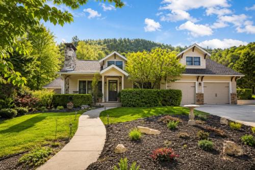 Highlands House | Golden Acres Ranch Hot Tub+Gameroom+Creek & wifi